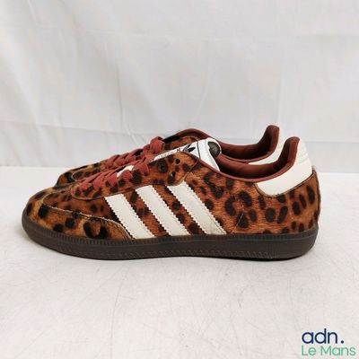 une paire de baskets Adidas à imprimé léopard sur fond blanc
