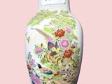 un vase orné d'un motif représentant un oiseau et des fleurs