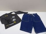 un ensemble de vêtements pour enfant posé sur une table blanche