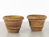 deux grands pots posés sur un sol en béton
