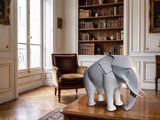 une statue d'éléphant posée sur une table dans un salon