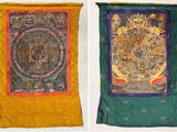 deux thangkas tibétains accrochés au mur d'une pièce