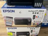 Trois imprimantes Epson sont empilées les unes sur les autres sur une table