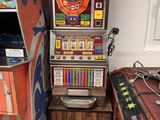 deux machines situées l'une à côté de l'autre dans l'atelier