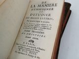 un livre ouvert posé sur une table