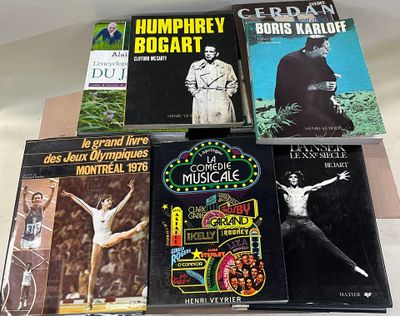 de nombreux livres posés sur une table