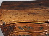 Commode tombeau en bois massif, à façade mouvementée, ouvran… (photo 5)