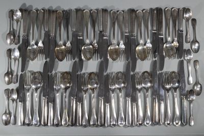 beaucoup de fourchettes et de cuillères sur la table