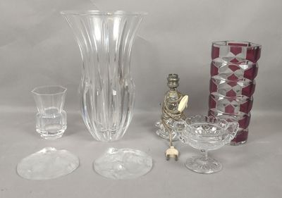 beaucoup d'objets en verre qui se trouvent sur la table