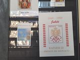 la photo d'un livre portant de nombreux timbres