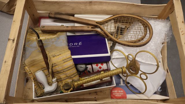 Pipe en porcelaine, éléments de crèche, cartes téléphone, jouet