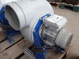 un grand ventilateur posé sur une palette dans un entrepôt