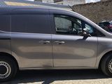 une camionnette argentée garée sur le bord de la route