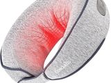 un gros plan sur un oreiller cervical sur lequel on distingue une tache rouge