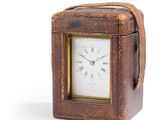 une petite horloge qui se trouve à l'intérieur d'une boîte