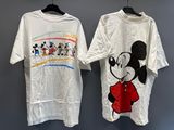 des t-shirts à l'effigie de Mickey Mouse et Minnie Mouse accrochés à un mur