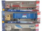 trois camions miniatures contenus dans un emballage