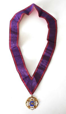 une image représentant un ruban violet sur lequel figure une médaille d'or