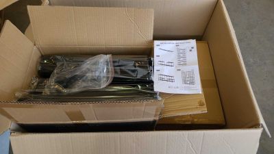 une boîte en carton contenant un certain nombre d'objets