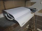 une photo d'un distributeur de papier toilette dans une salle de bains