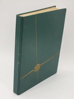 un livre vert avec une bordure dorée sur la couverture