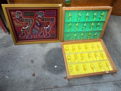 deux boîtes en bois ornées de motifs différents, posées sur le trottoir