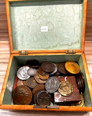 Lot d’environ 60 Médailles anciennes en bronze