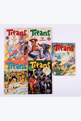 trois livres pour enfants sont alignés sur une surface blanche