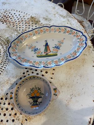 Henriot à Quimper, Plat ovale à bords chantournés à décor d’une breton - Photo 1