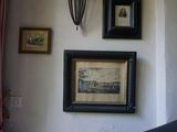 une photo d'un salon avec un canapé et des tableaux accrochés au mur