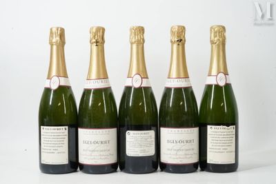 quatre bouteilles de champagne sont alignées