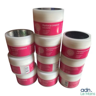 plusieurs flacons contenant différents types de produits de soin pour la peau, posés sur une surface blanche