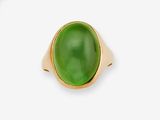 Gros plan sur une bague contenant une pierre verte