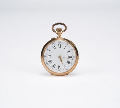 une montre de poche ancienne avec des chiffres romains sur le cadran
