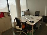 un bureau avec deux chaises et un ordinateur dessus