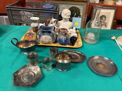 une table sur laquelle se trouvent de nombreux objets en argent