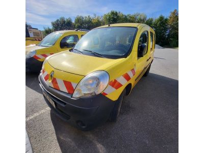 deux fourgonnettes jaunes garées sur un parking, avec des arbres en arrière-plan