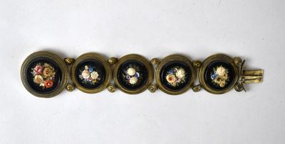 cinq bracelets de style ancien ornés de fleurs et de feuilles