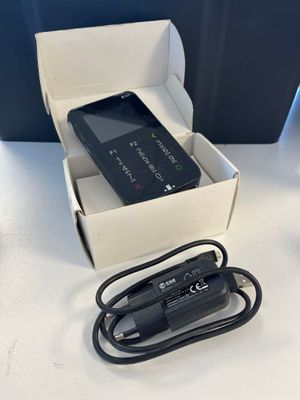 un téléphone portable noir dans une boîte blanche avec un chargeur
