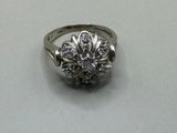 une image d'une bague en diamant sur une surface blanche