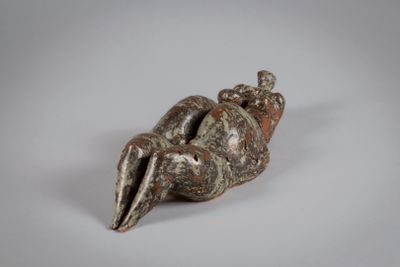 Ecole du XXème siècle, Jeune femme allongée, sujet en terre … - Photo 1