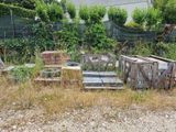 il y a beaucoup de bric-à-brac par terre dans le jardin