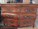 une commode en bois sur laquelle est posé un vase bleu