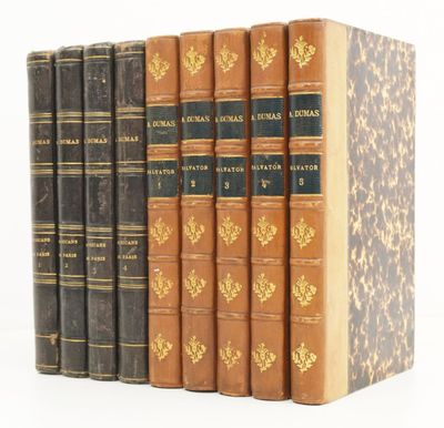 une série de cinq livres posés les uns à côté des autres sur une surface blanche