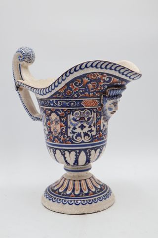Rouen, aiguière casque à décor de lambrequins, H : 30