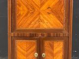 une armoire ancienne en bois avec un plateau en marbre et des tiroirs