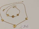 un gros plan d'un collier et d'un bracelet posés sur une table
