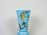 un vase bleu avec l'image d'une femme dessus