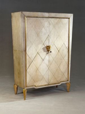 une image représentant une armoire avec une porte au milieu