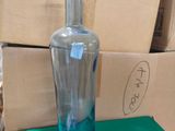 une bouteille en verre bleue posée sur une boîte verte